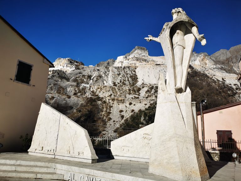 Monumento al Cavatore - Colonnata
