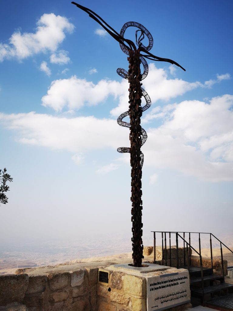 Croce col serpente Monte Nebo