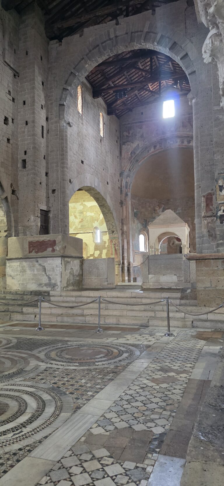 Interno Chiesa di San Pietro - Tuscania