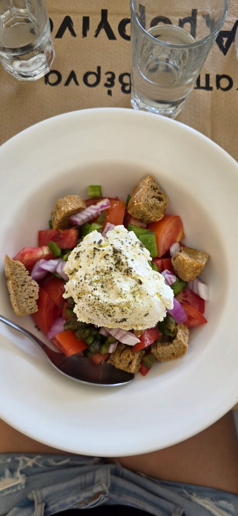 Insalata greca con feta o altri formaggi locali