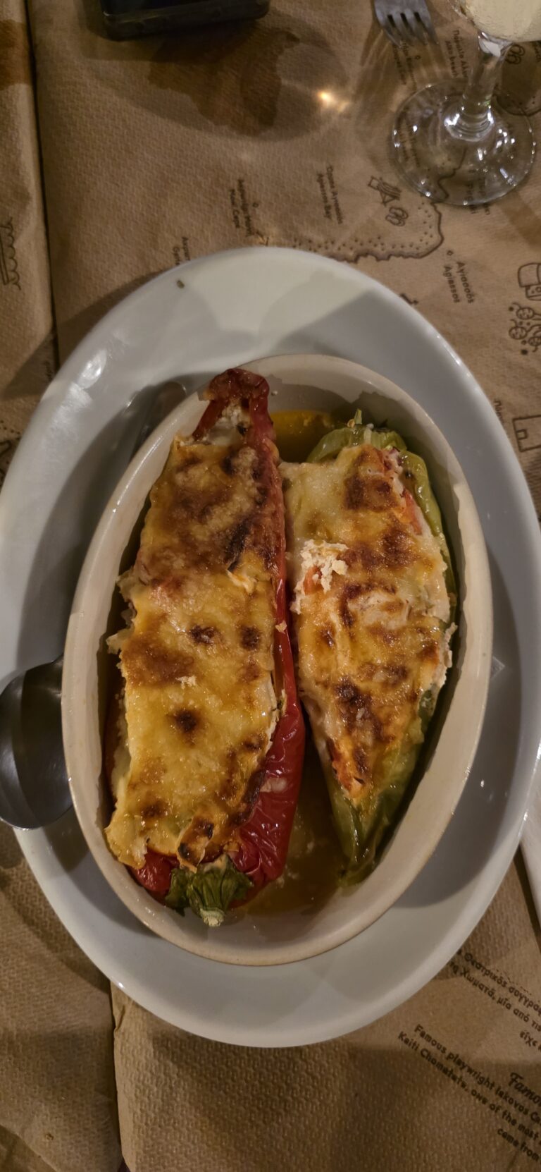 Peperoni ripieni di riso, erbe aromatiche e spezie, cotti al forno.