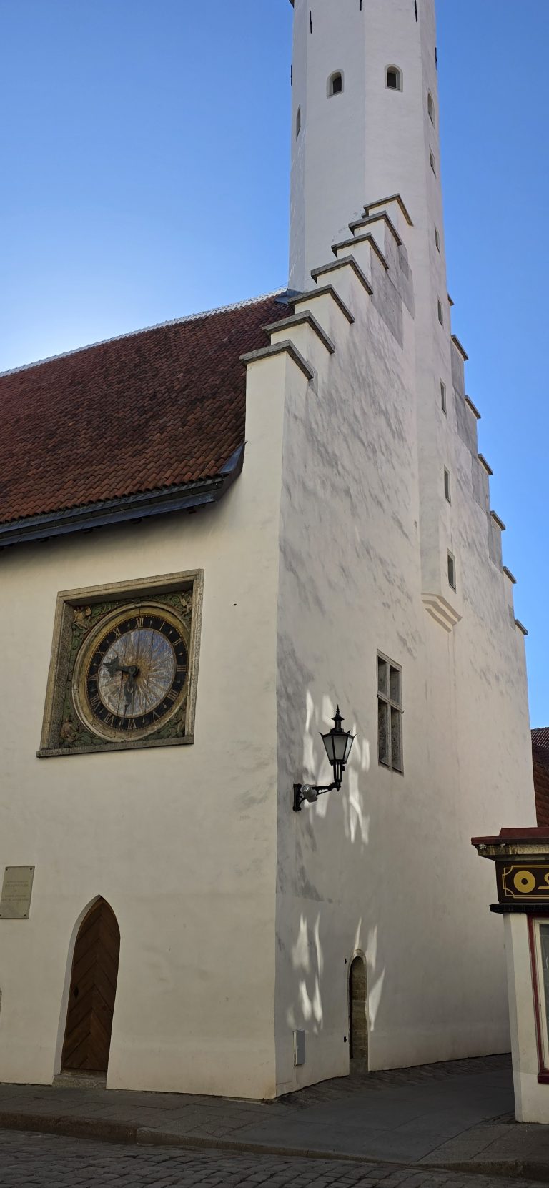 Chiesa del Santo Spirito e l'orologio più antico di Tallinn