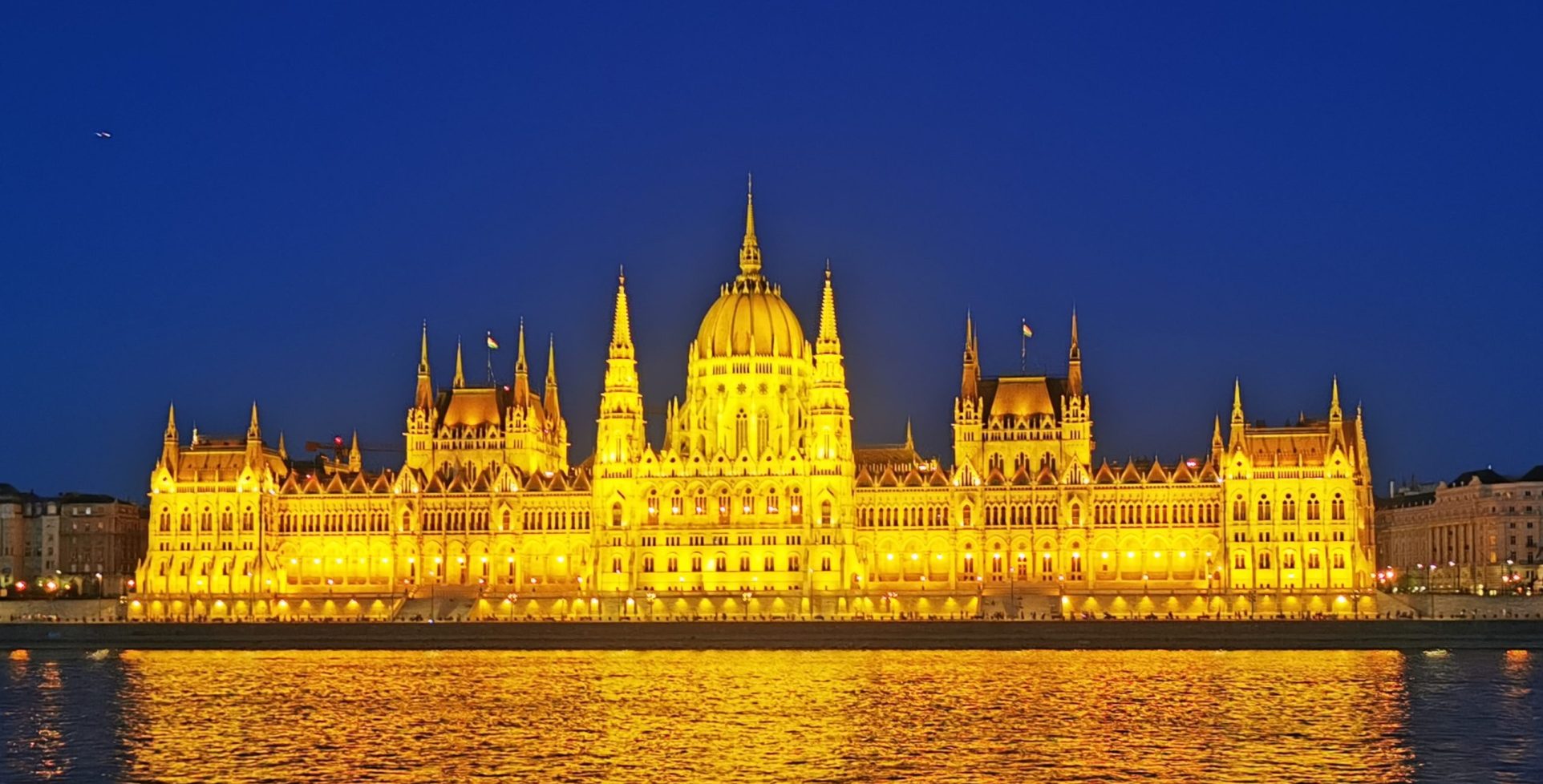 Accensione delle luci del Parlamento Budapest